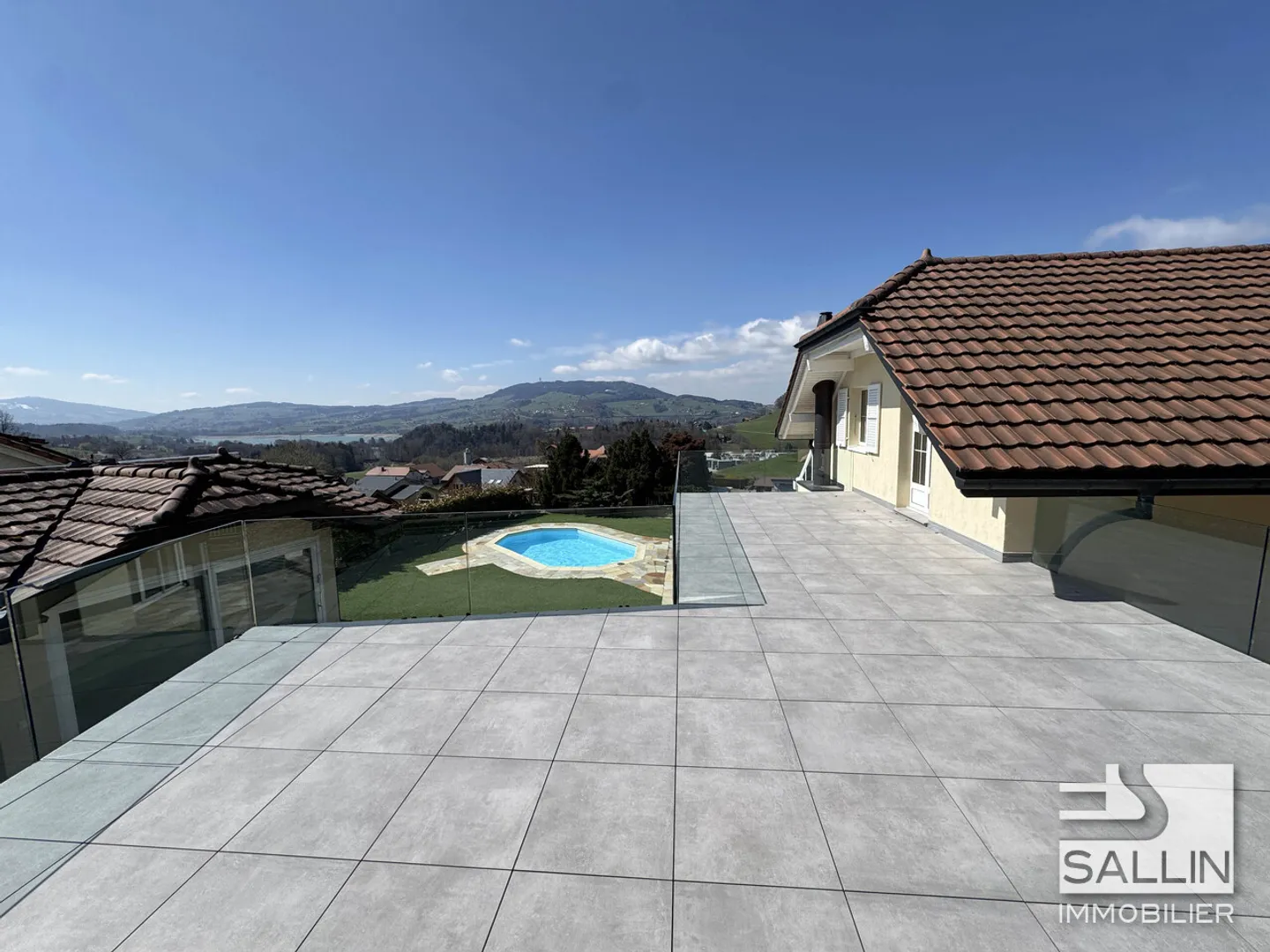 Elegante 6½-Zimmer-Immobilie von ca. 250 m², Schwimmbad, SPA und Garage - Foto 10 von 12