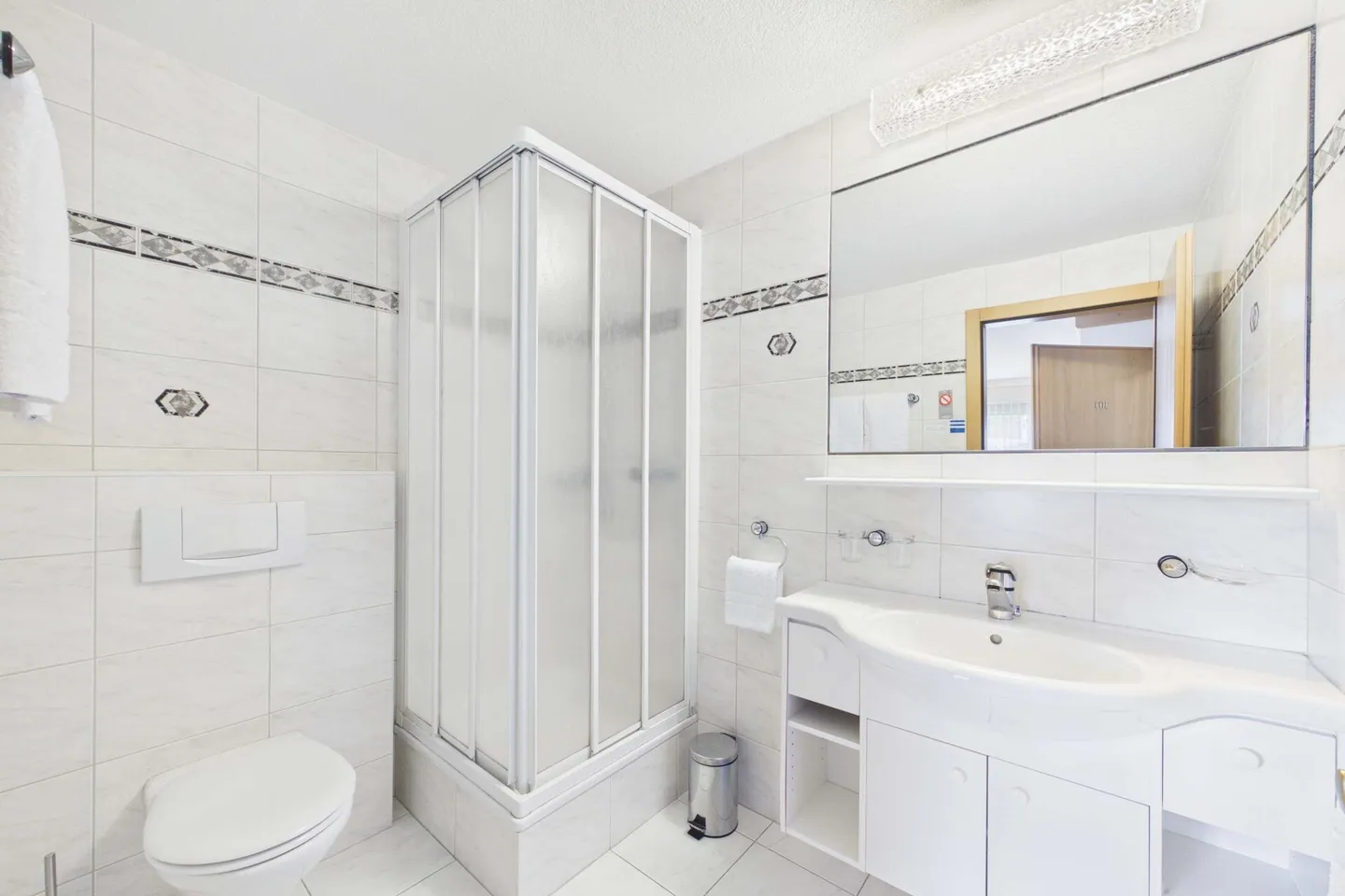 Chambre d'hôtel meublée avec balcon - hebdomadaire à Saas-Almagell - Photo 3 sur 7