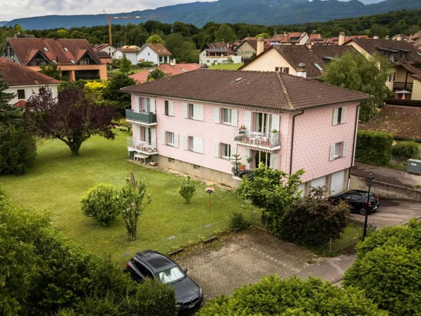 Mixed-use building for sale - Photo 2 of 4