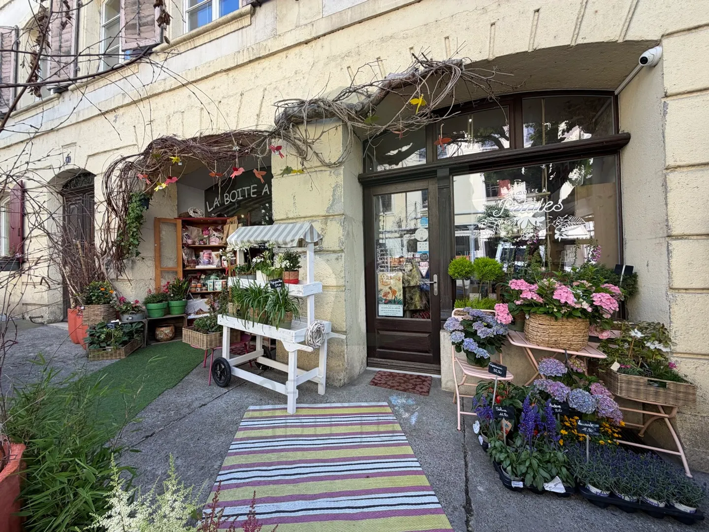 Insieme di due spazi commerciali affittati – Centro storico di Porrentruy - Foto 1 di 9