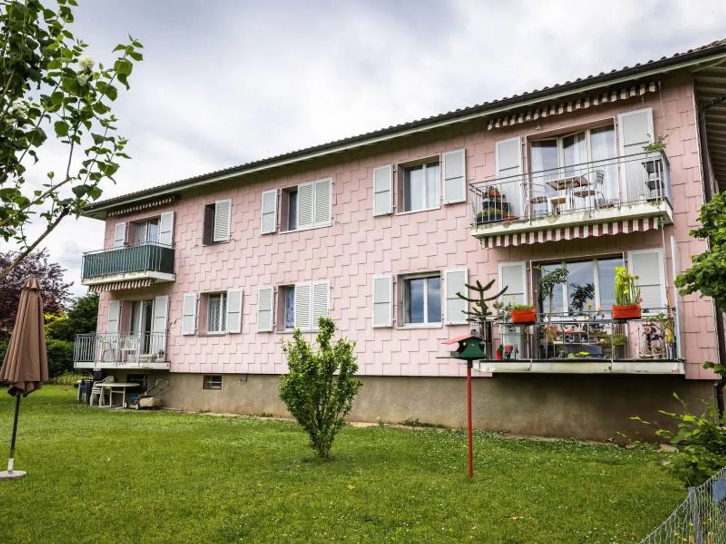 Mixed-use building for sale - Photo 3 of 4