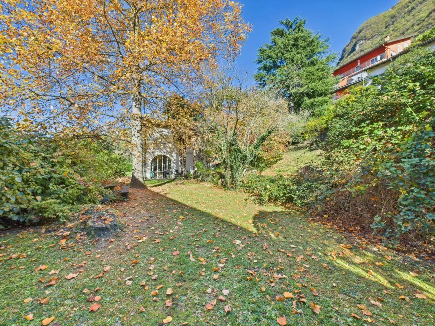 Large building plot with great potential - Photo 8 of 10
