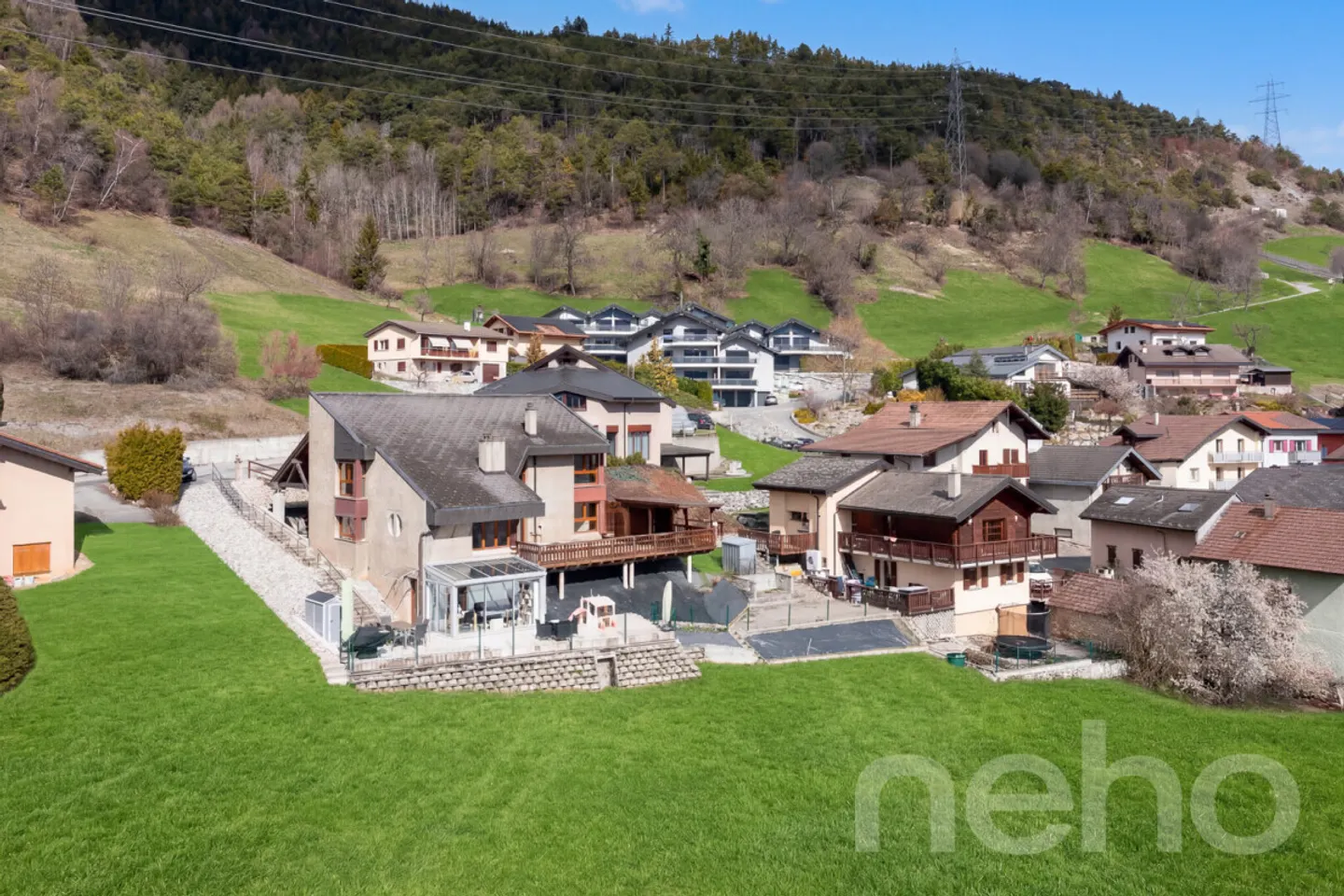 Spacious House with Mountain View - Photo 2 of 12