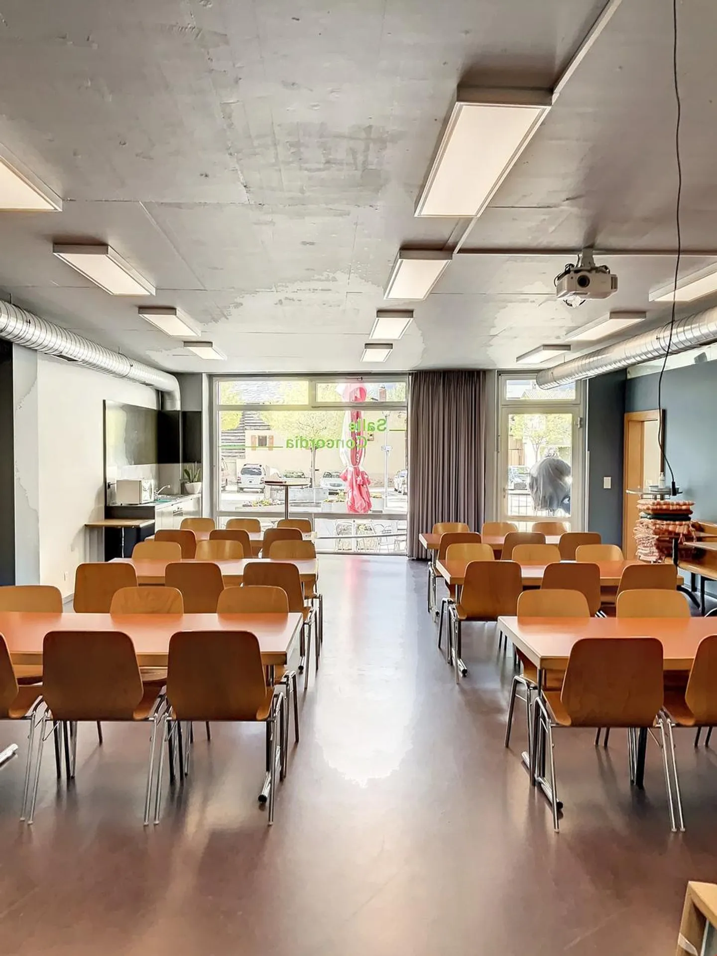 ON THE MUNICIPALITY OF MARTIGNY - RESIDENTIAL AND COMMERCIAL BUILDING - Photo 7 of 10