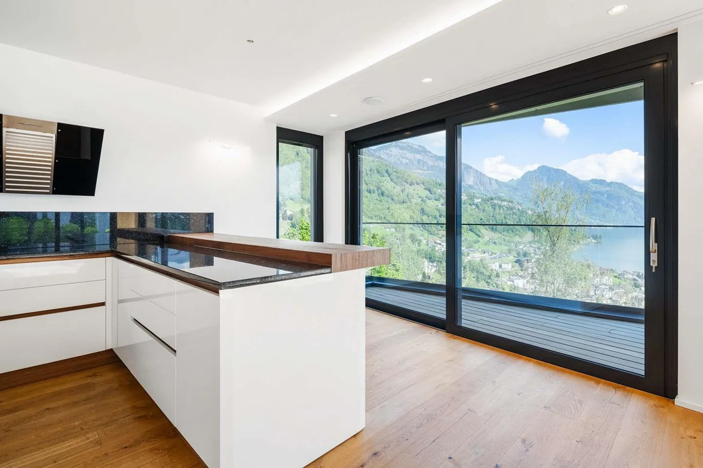 Villa di lusso elegante con vista mozzafiato sul lago e sulle montagne - Foto 6 di 11