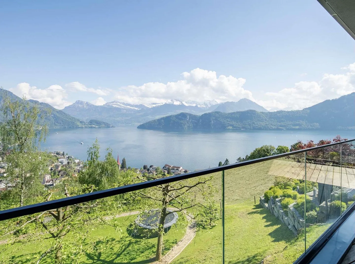 Villa di lusso elegante con vista mozzafiato sul lago e sulle montagne - Foto 7 di 11