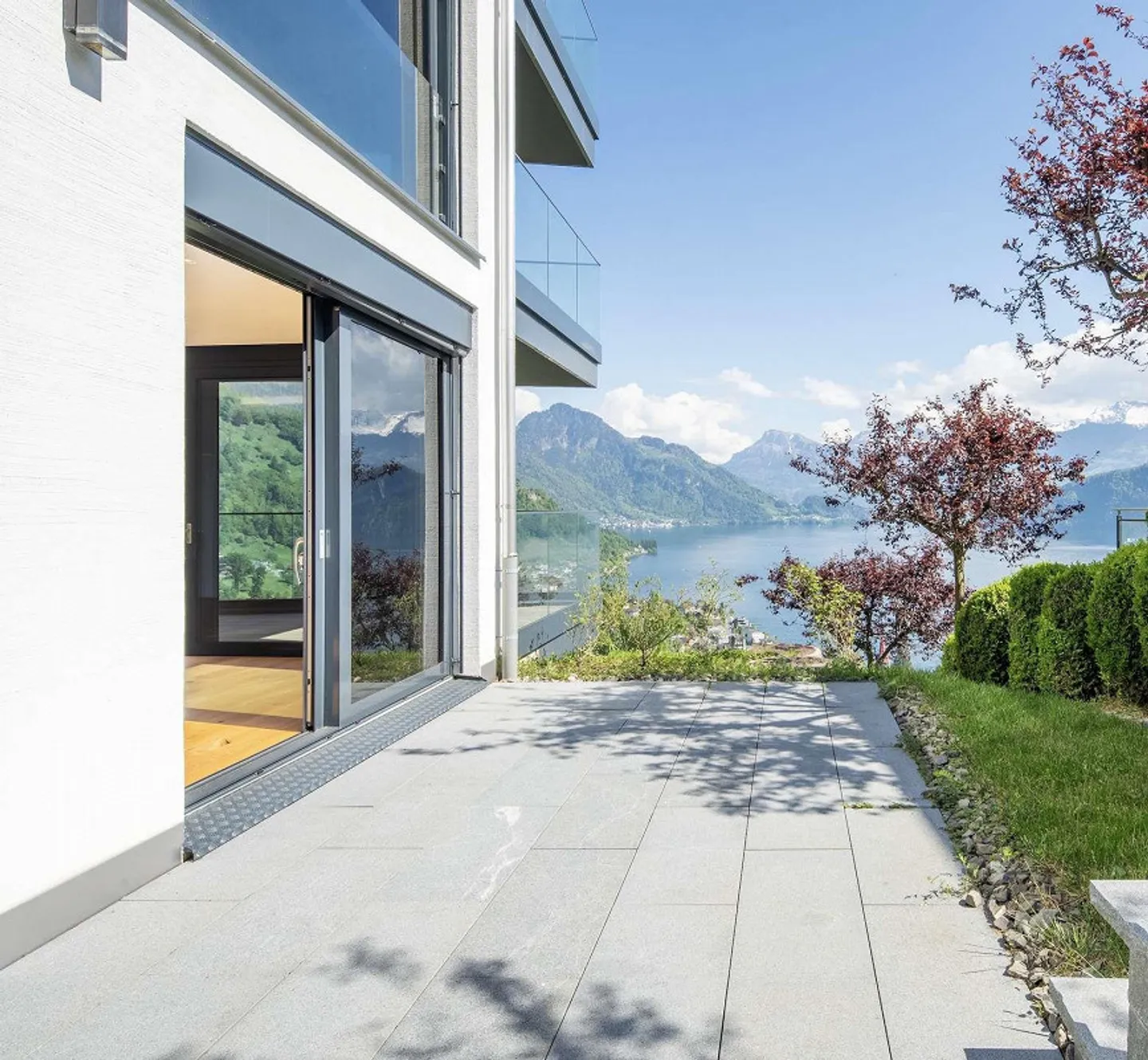 Villa di lusso elegante con vista mozzafiato sul lago e sulle montagne - Foto 8 di 11