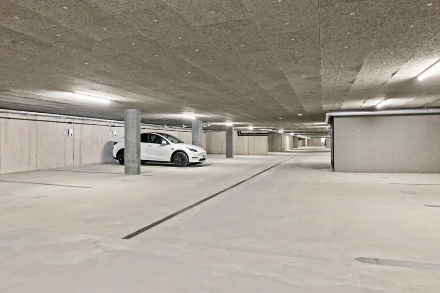 Places de stationnement pour motos à louer dans un garage - Photo 2 sur 2