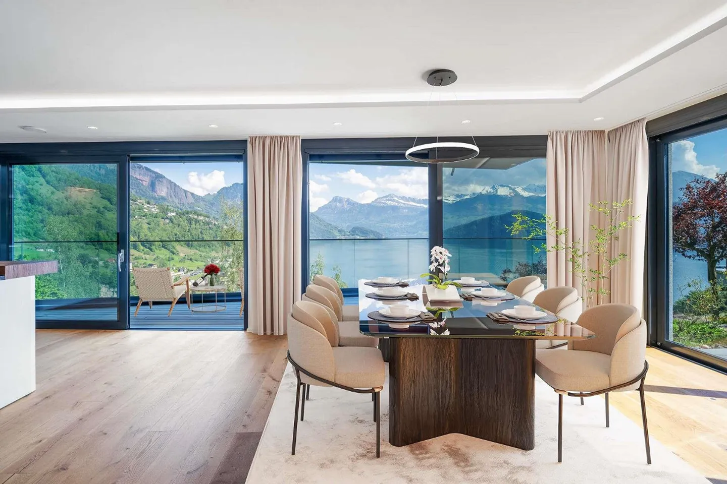 Villa di lusso elegante con vista mozzafiato sul lago e sulle montagne - Foto 1 di 11