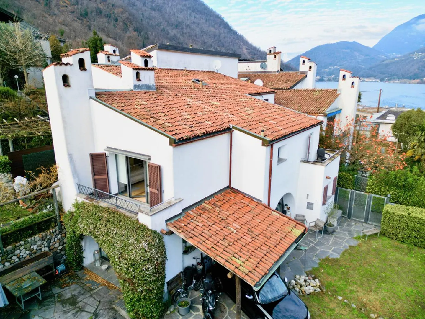 Charming Terraced House with Enchanting Lake and Mountain Views - Photo 2 of 21
