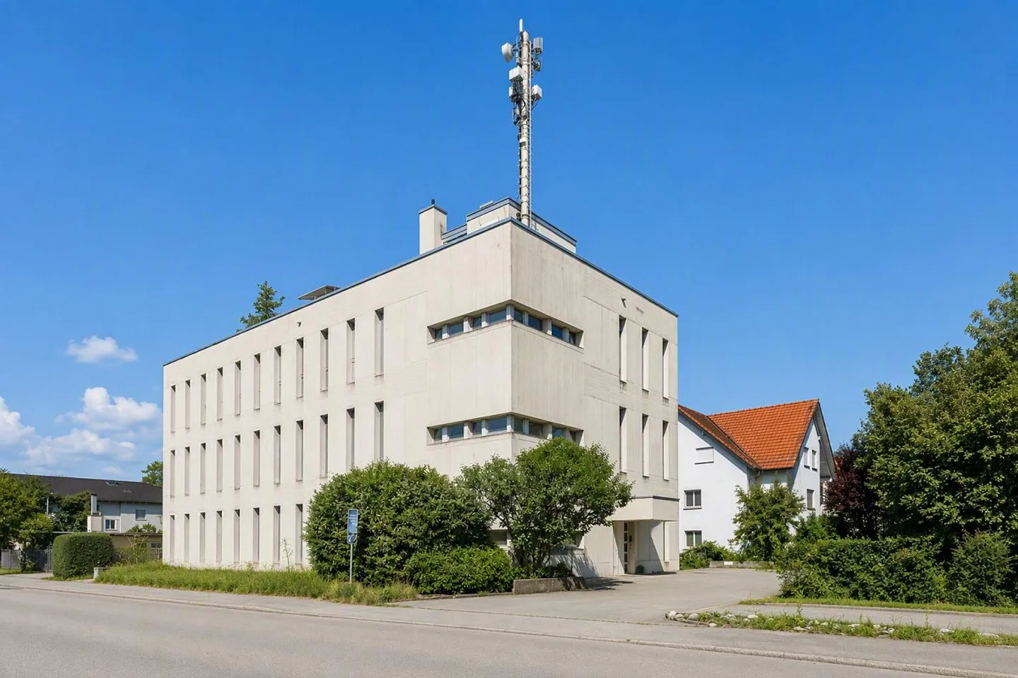 Versatile office, storage or commercial space in prime location in Heerbrugg - Photo 2 of 13