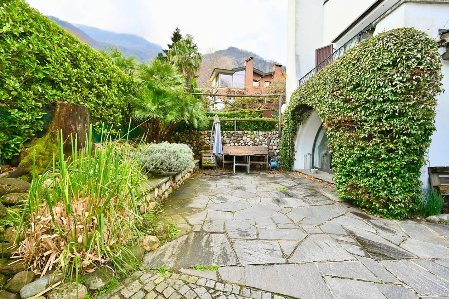 Charming Terraced House with Enchanting Lake and Mountain Views - Photo 4 of 21