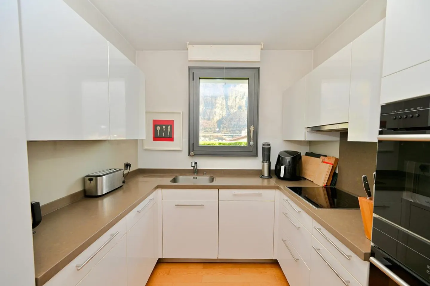 Charming Terraced House with Enchanting Lake and Mountain Views - Photo 10 of 21
