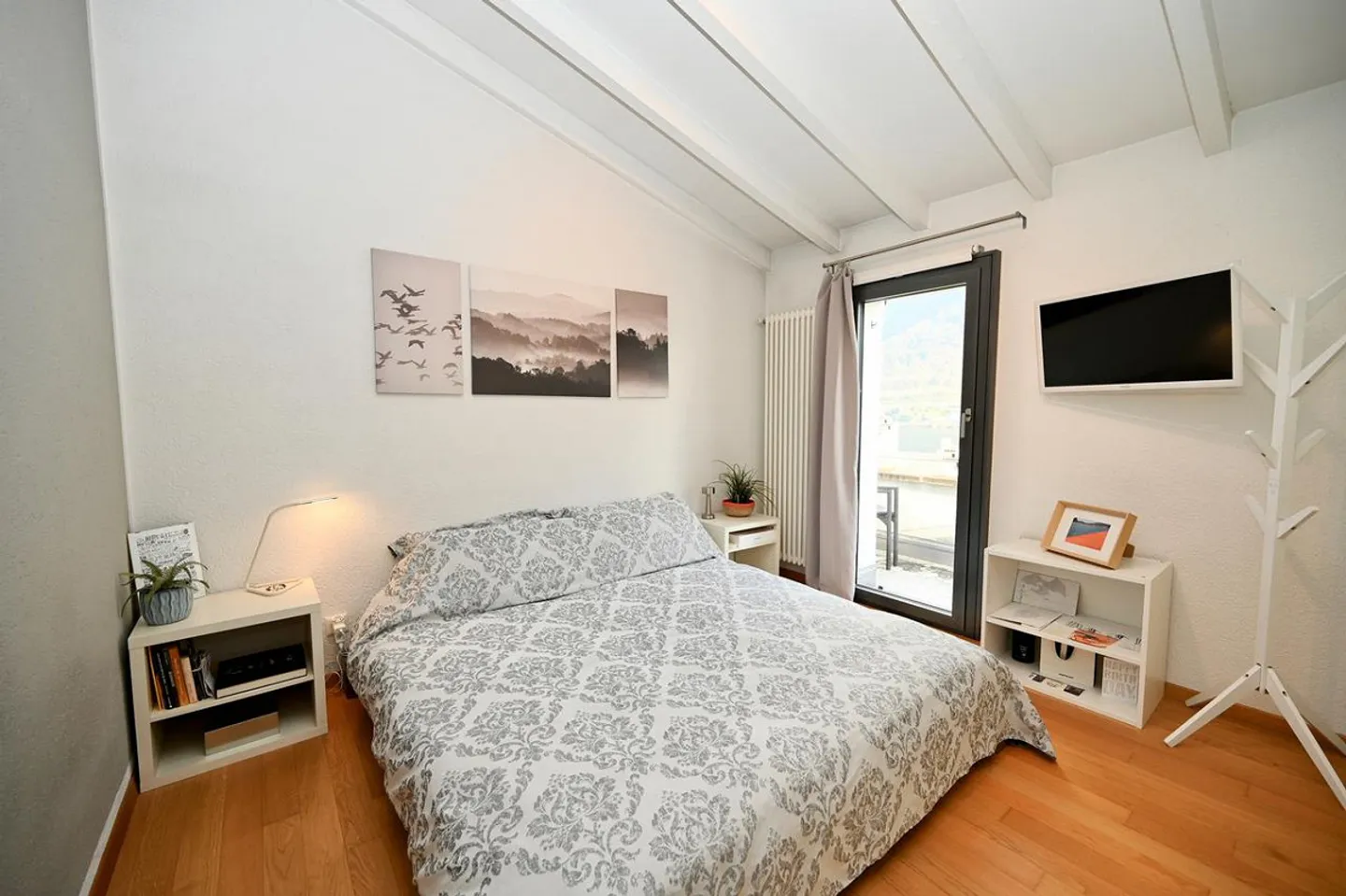 Charming Terraced House with Enchanting Lake and Mountain Views - Photo 11 of 21