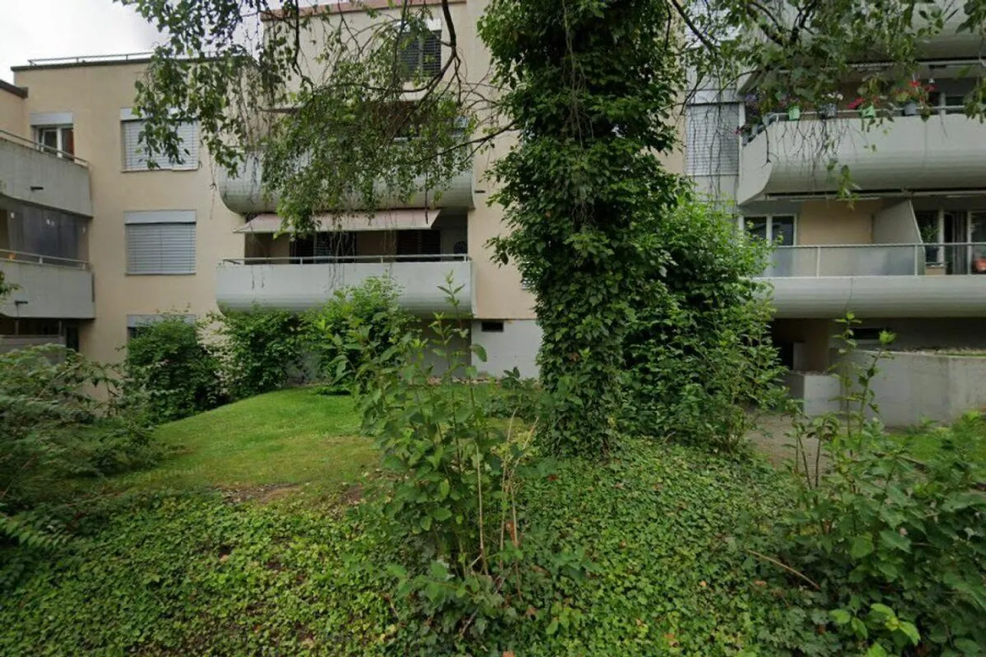 Appartement calme d'une pièce dans un immeuble collectif au 2ème étage - Photo 1 sur 2