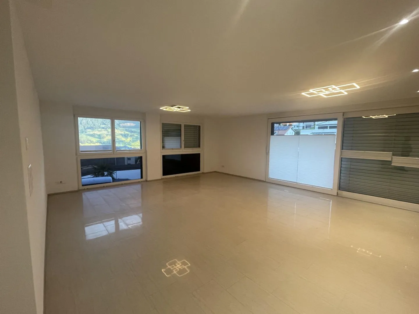 Appartement spacieux et moderne de 4,5 pièces avec vue sur les Mythen - Photo 3 sur 6