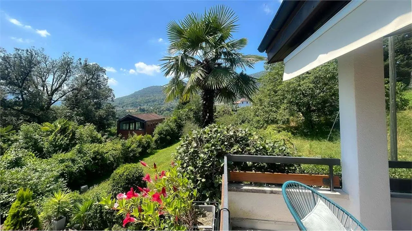 ELEGANTE CASA CON GIARDINO E VISTA SUL VERDE - Foto 10 di 13