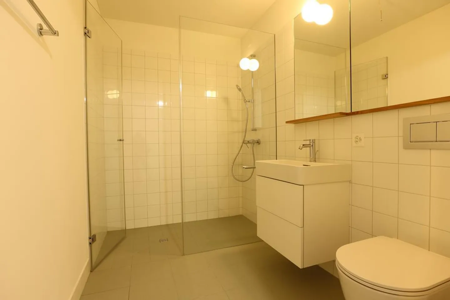 Modern Studio with Large Kitchen - Photo 3 of 5