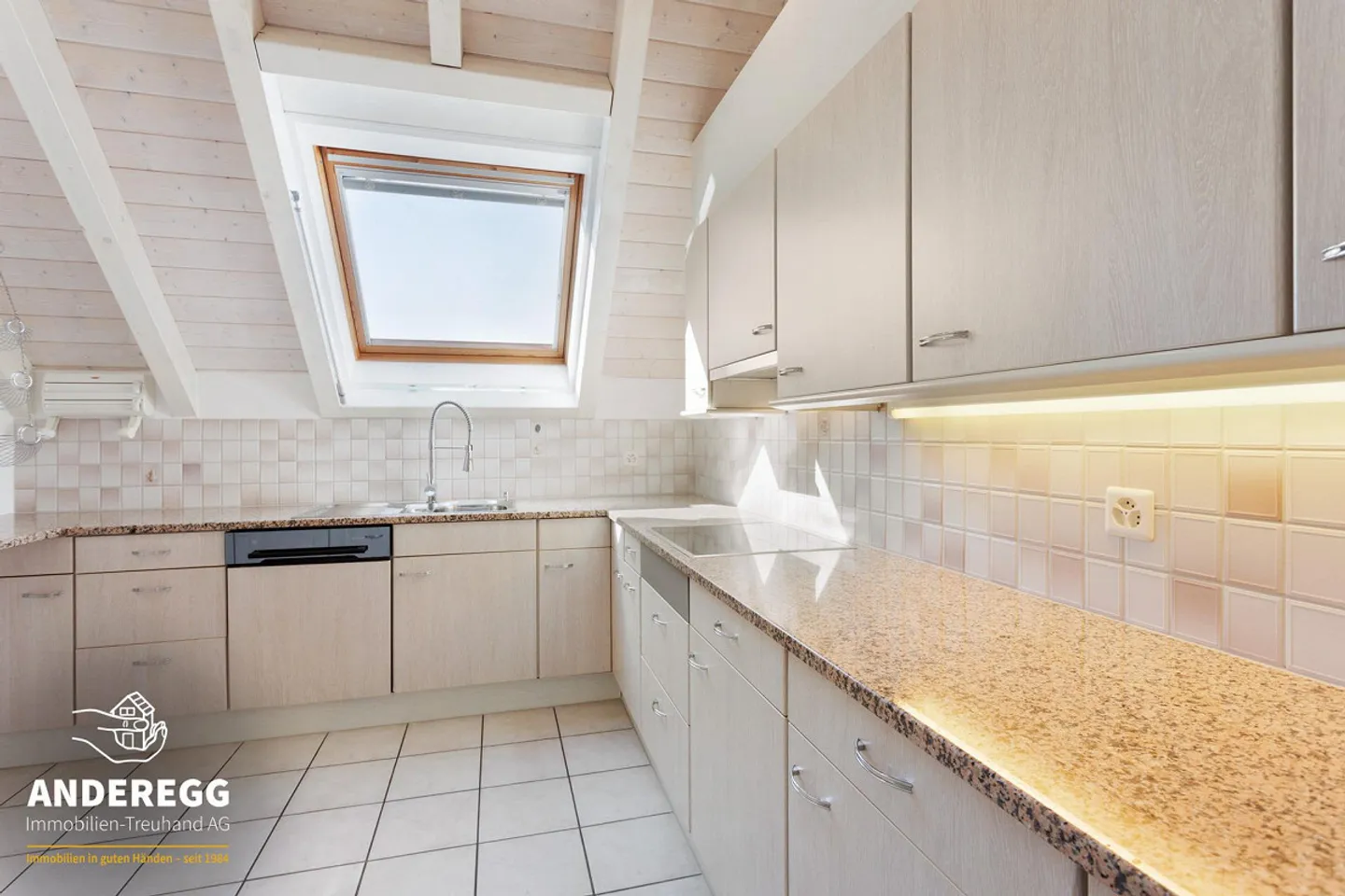 Beautiful penthouse apartment on the 3rd floor with elevator and underground parking space - Photo 3 of 14