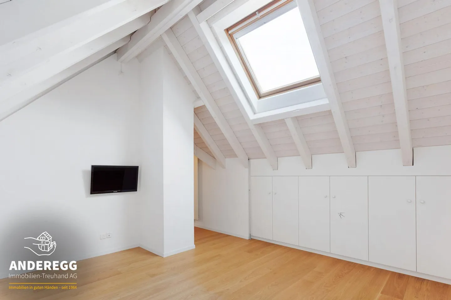 Beautiful penthouse apartment on the 3rd floor with elevator and underground parking space - Photo 8 of 14