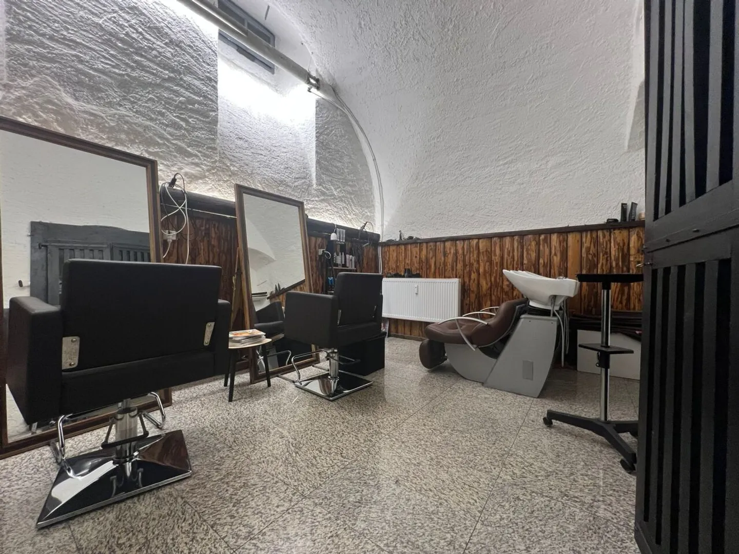 Beautiful Hairdresser and Tattoo Rooms / Aigle - Photo 2 of 7