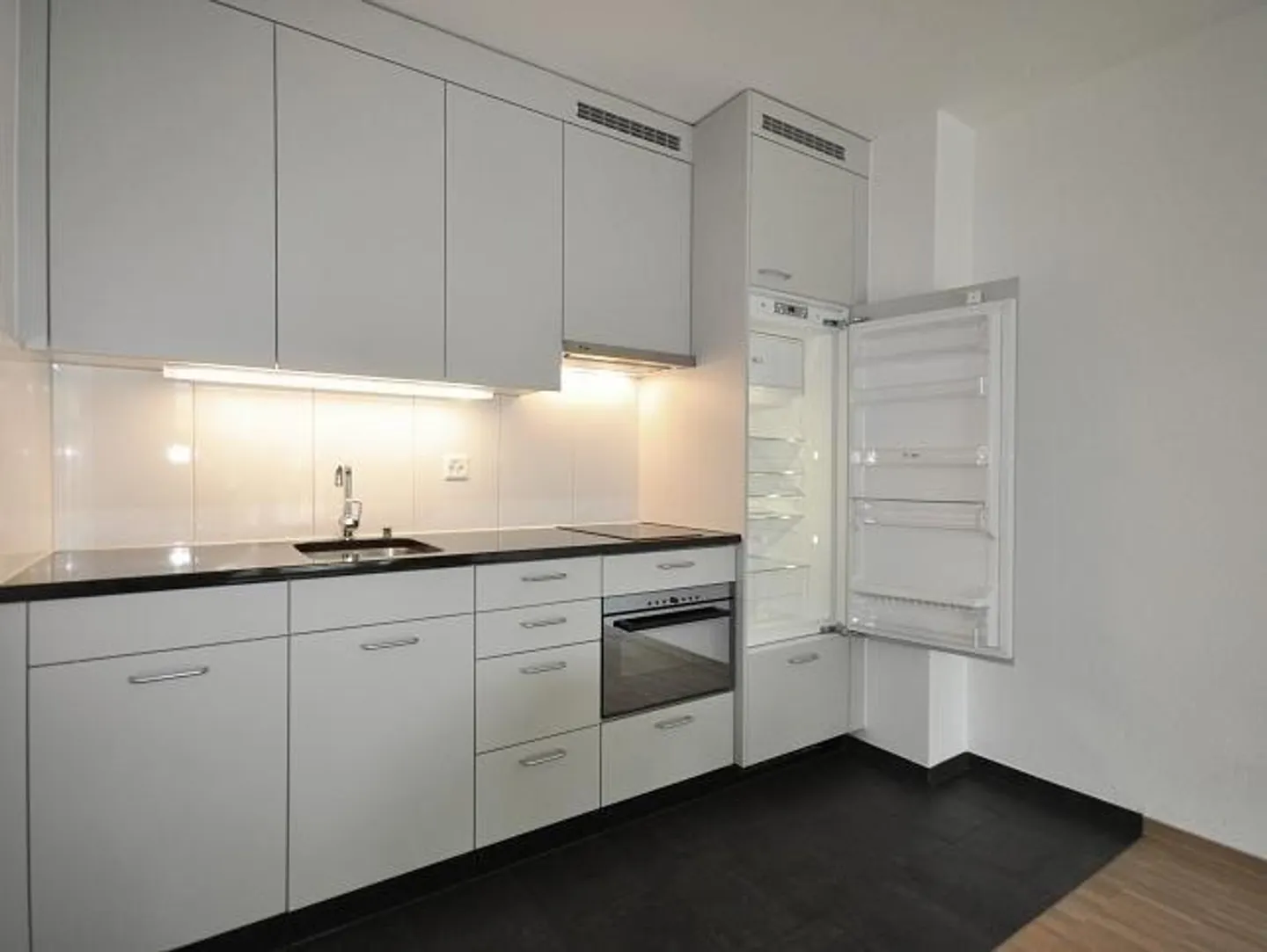 AFFITTARE SENZA CAUZIONE - Posizione soleggiata in un bel complesso - Foto 2 di 5