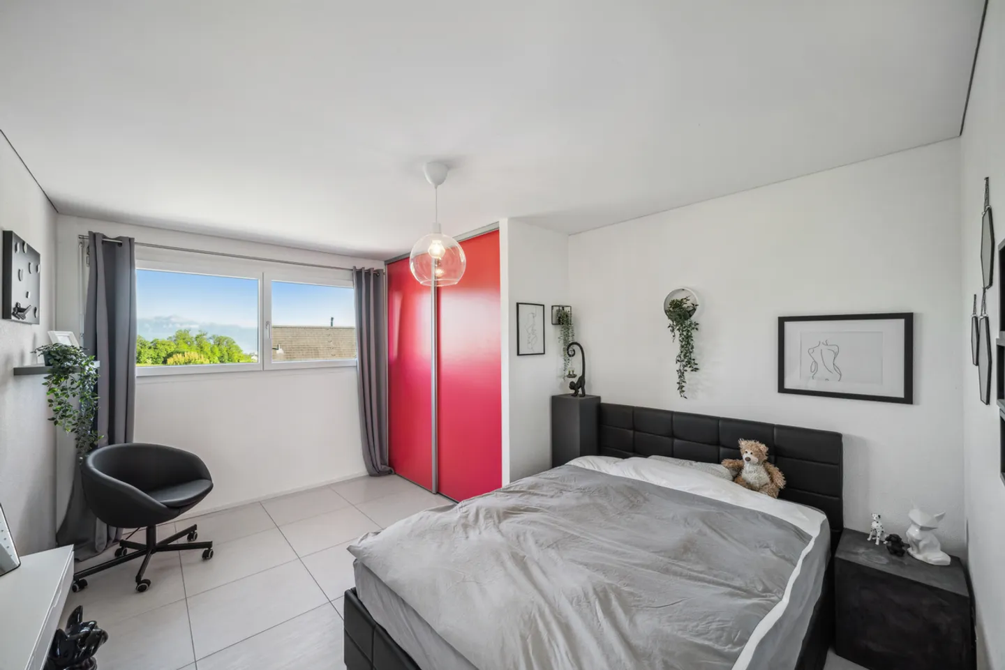 Villa contemporanea con piscina e design elegante - Foto 6 di 11