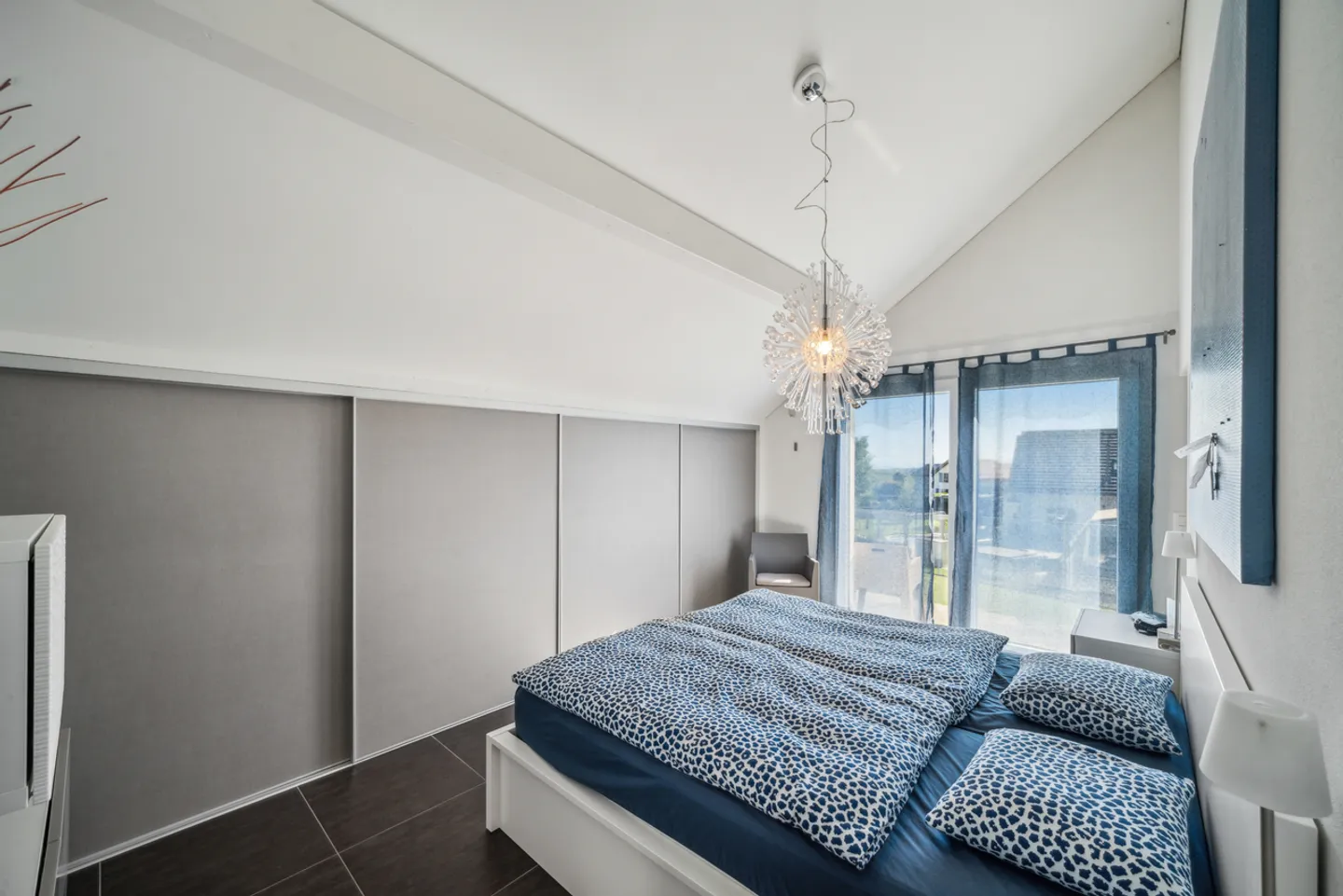 Villa contemporanea con piscina e design elegante - Foto 7 di 11