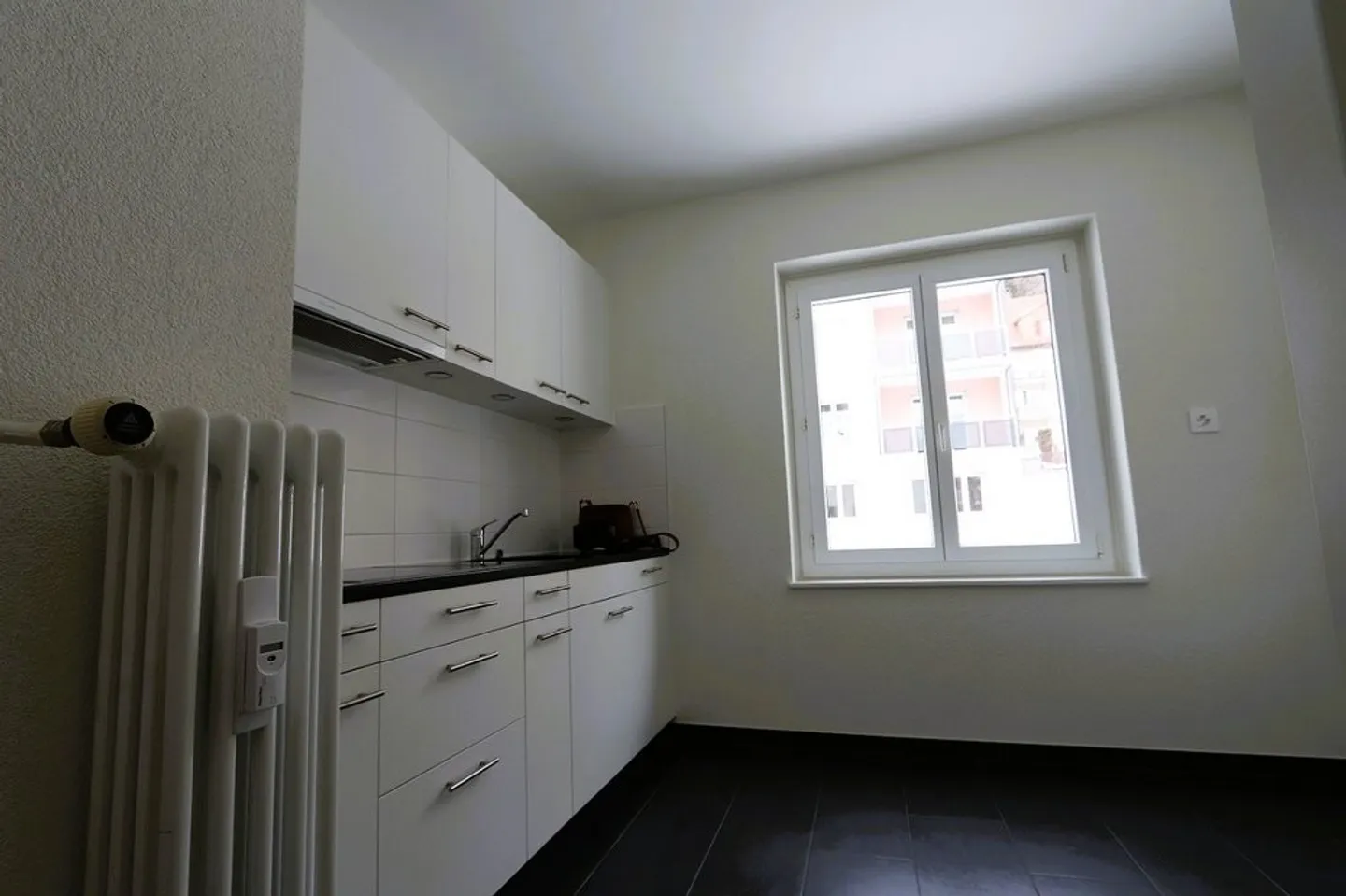 Appartement de 3 pièces rénové dans un quartier calme et ensoleillé - Photo 2 sur 9