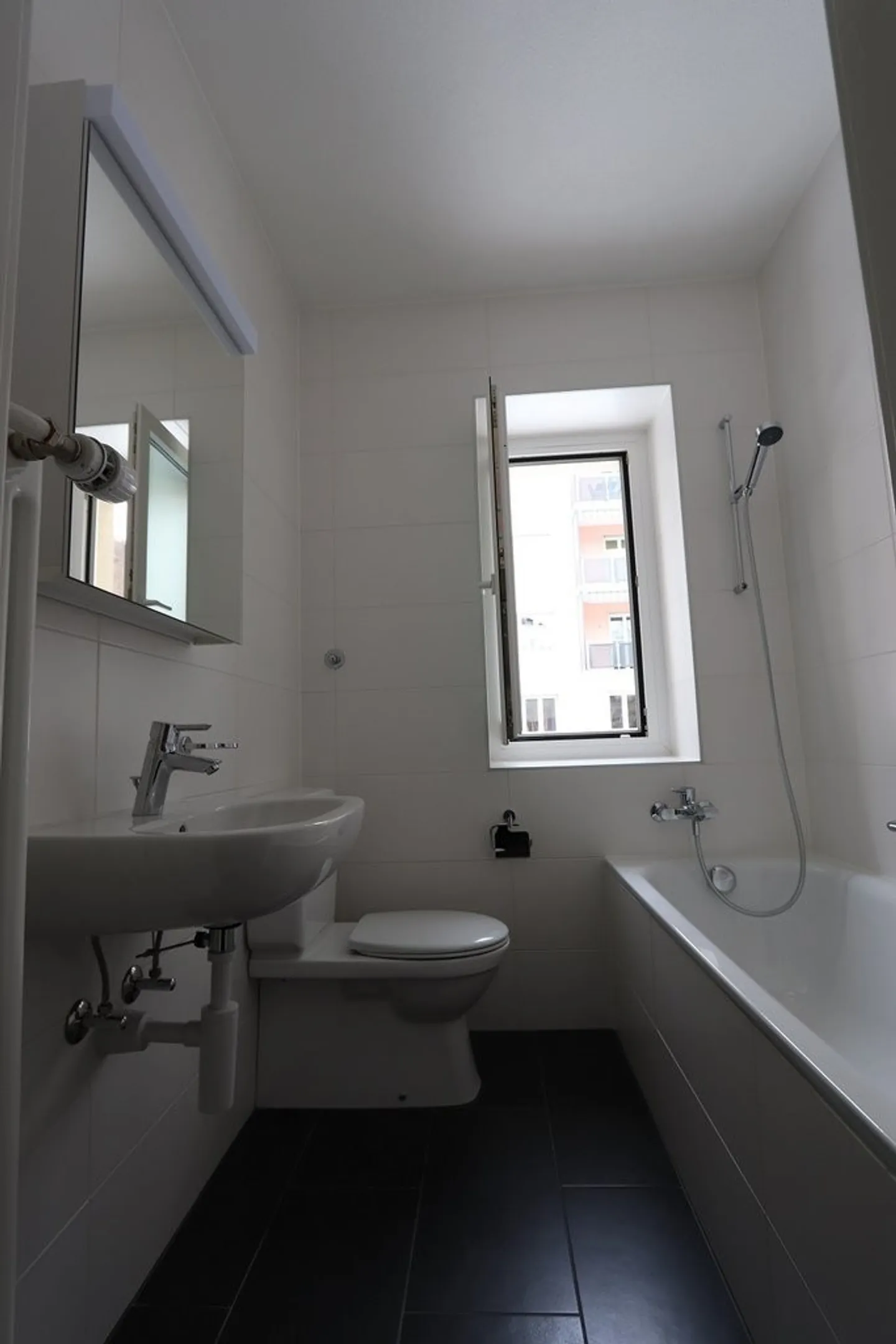 Appartement de 3 pièces rénové dans un quartier calme et ensoleillé - Photo 4 sur 9