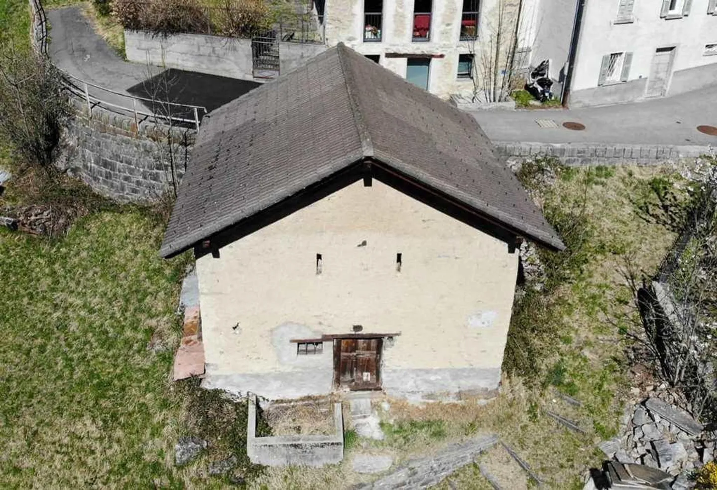 Rustico di 3,5 locali parzialmente riattato con terreno e bella vista - Foto 1 di 23