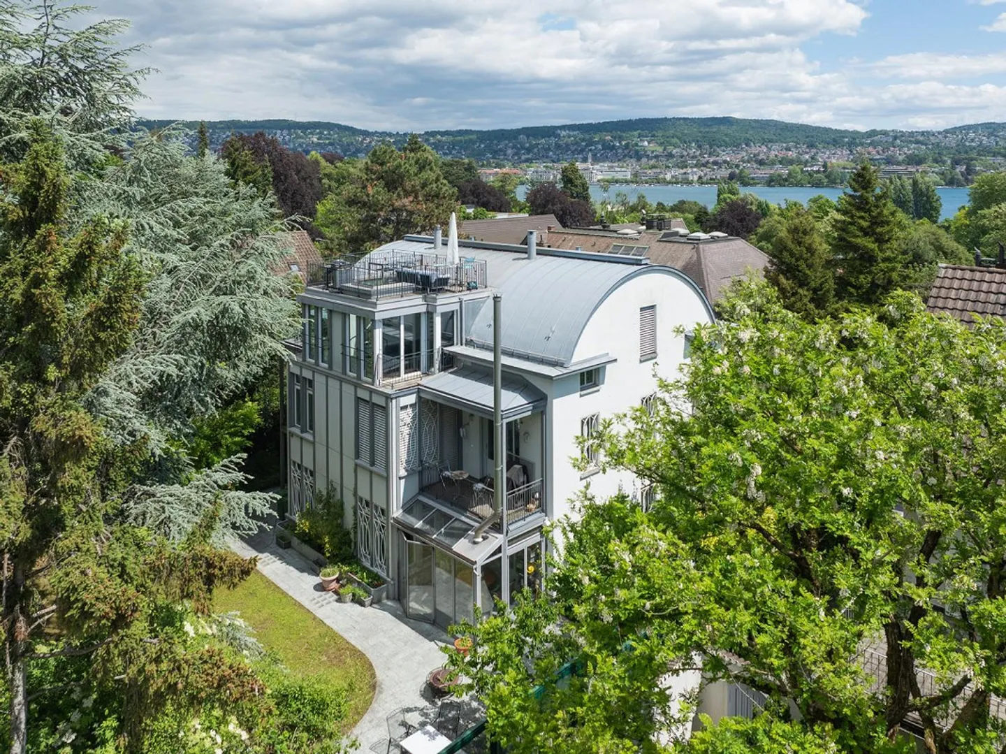 Jardin privé de 350 m² au cœur de Zurich — Appartement de jardin au caractère unique - Photo 1 sur 13
