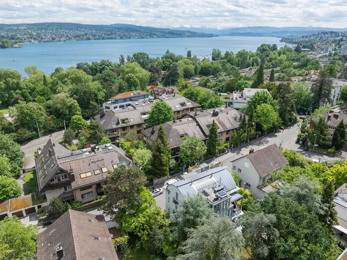 Jardin privé de 350 m² au cœur de Zurich — Appartement de jardin au caractère unique - Photo 2 sur 13
