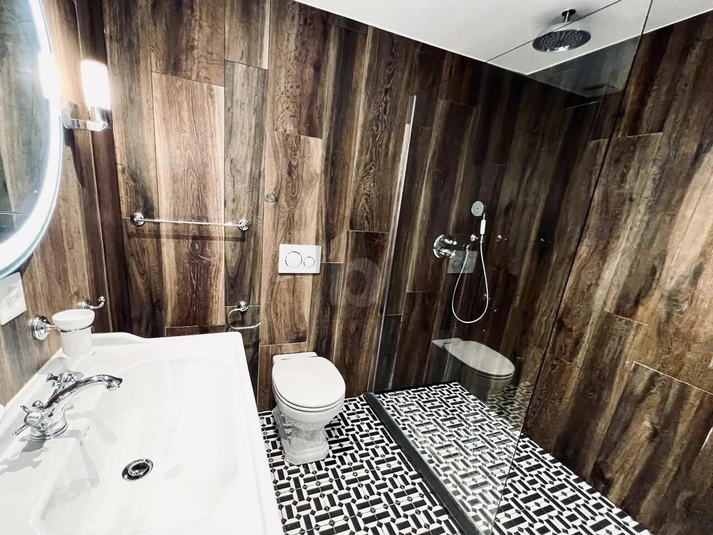 SUPERB MÖBLIERTES PENTHOUSE NUR WENIGE SCHRITTE VOM SEE ENTFERNT - Foto 5 von 6