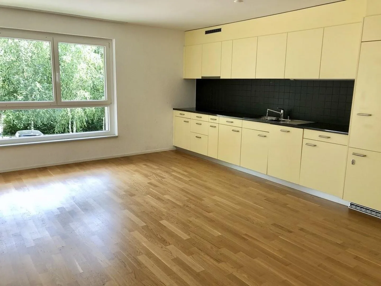 Modern living between city and nature - Photo 2 of 6