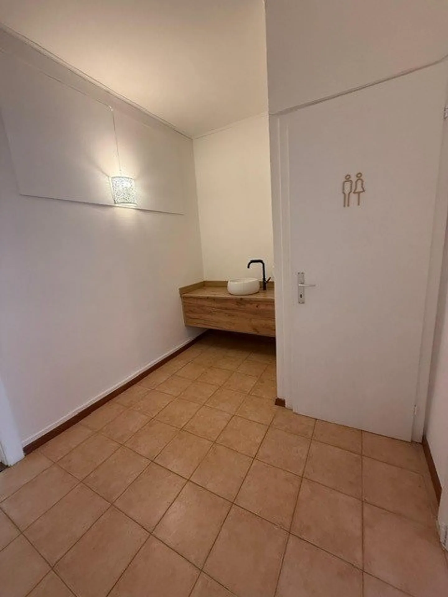 Commercial space on the ground floor - Photo 5 of 7