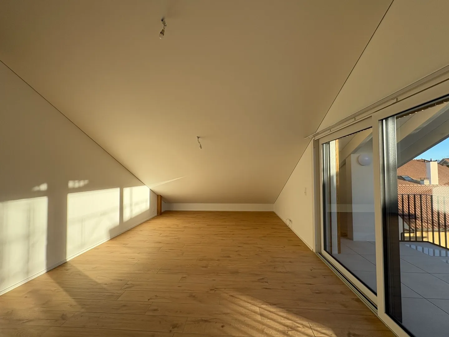 Luxurious 3.5-room penthouse with large glass front on balcony - Photo 2 of 9