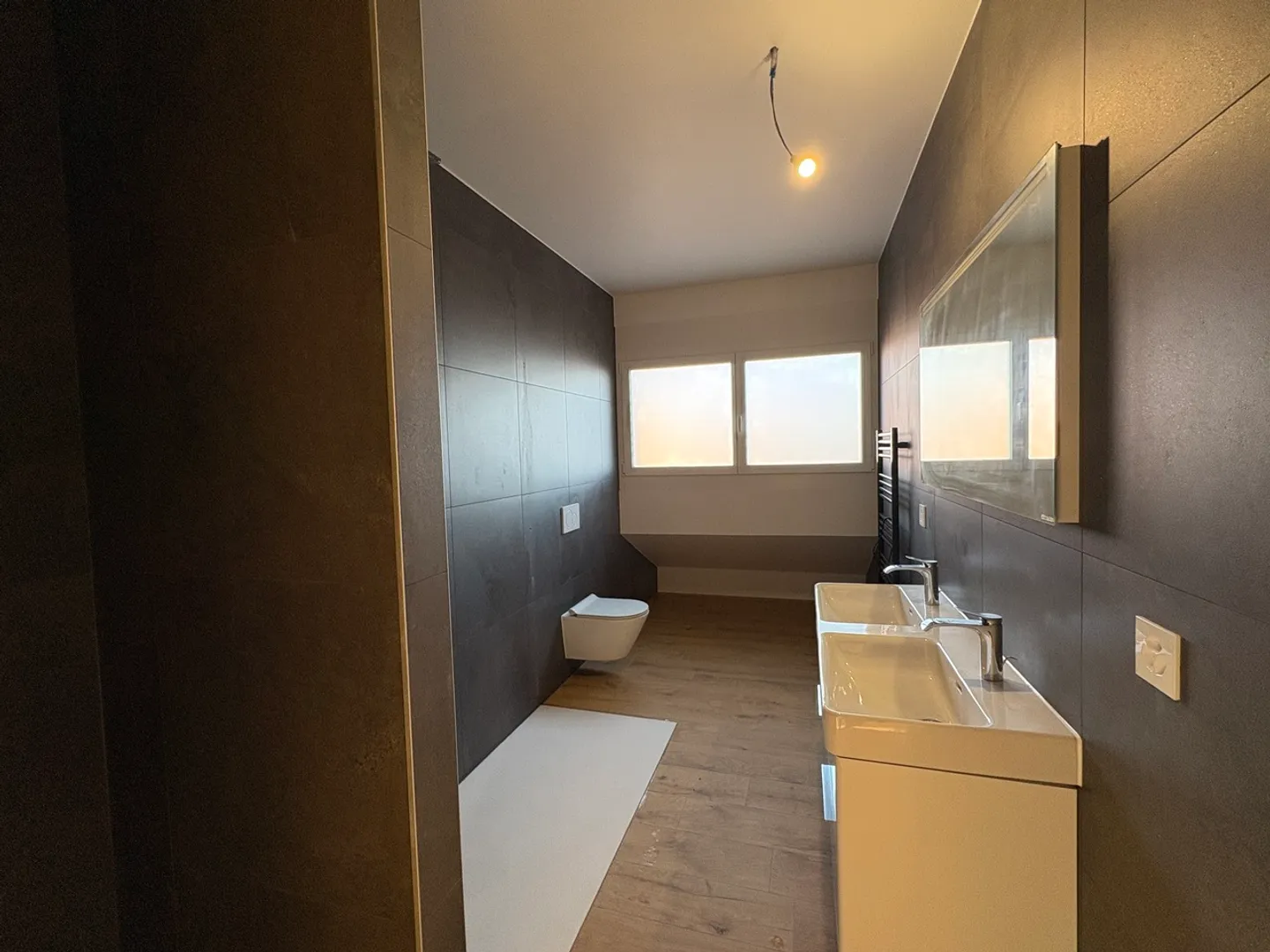 Luxurious 3.5-room penthouse with large glass front on balcony - Photo 3 of 9