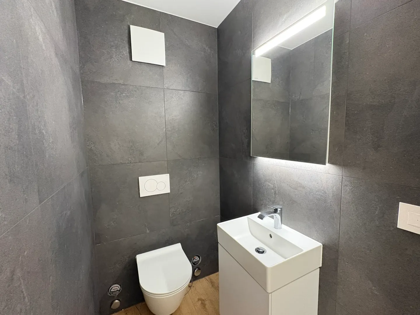 Luxurious 3.5-room penthouse with large glass front on balcony - Photo 4 of 9