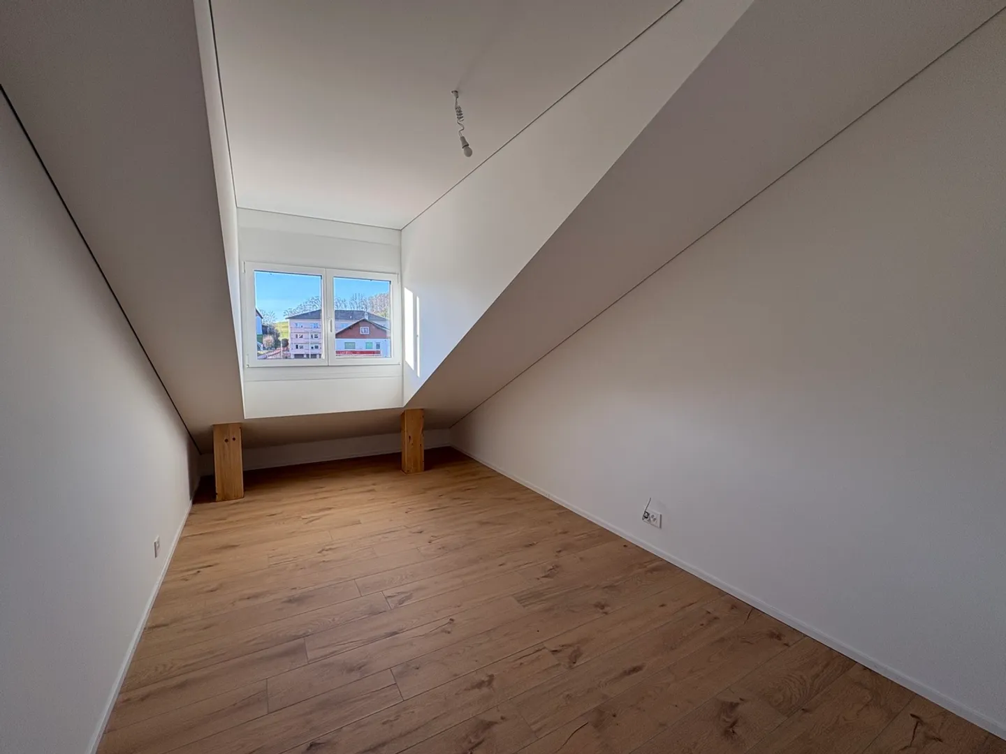 Luxurious 3.5-room penthouse with large glass front on balcony - Photo 5 of 9