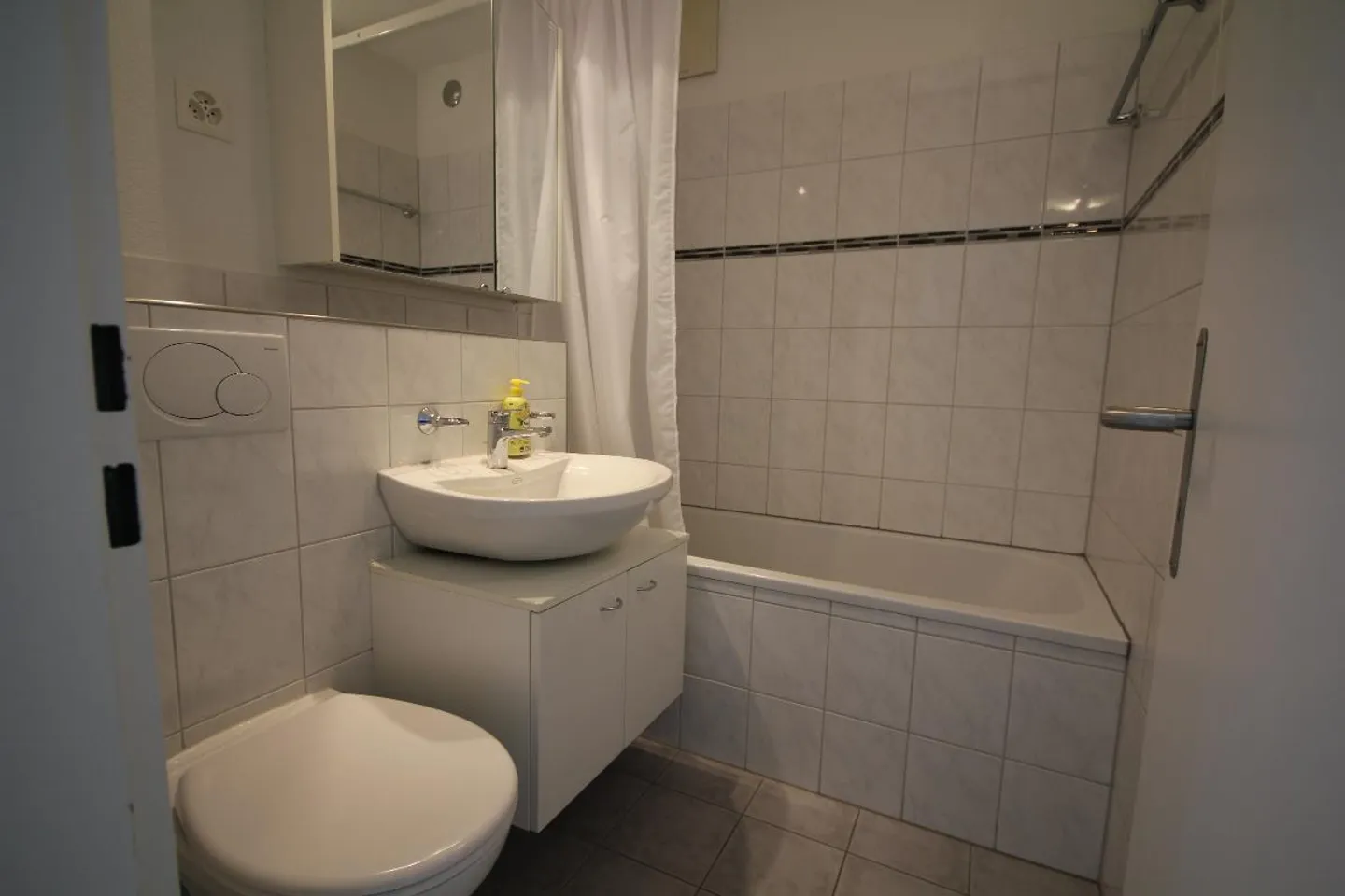Appartamento moderno 1,5 locali, balcone sul giardino, in una casa molto ben tenuta - Foto 3 di 10
