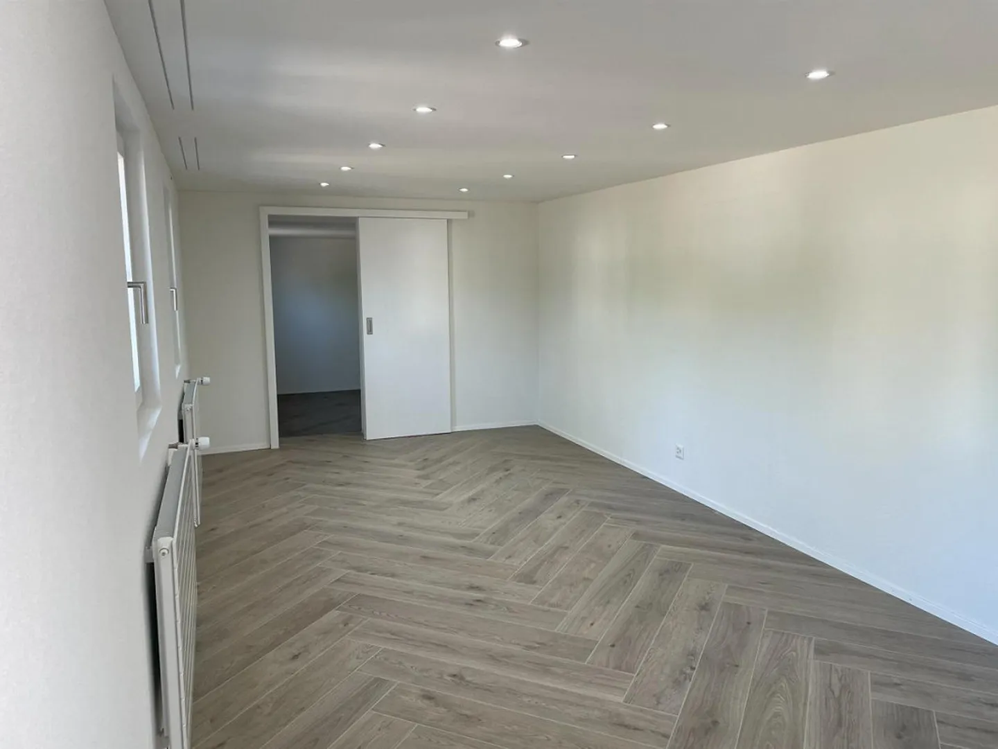 Moderno, appartamento 2.5 stanze completamente ristrutturato a Wagenhausen - Foto 3 di 8