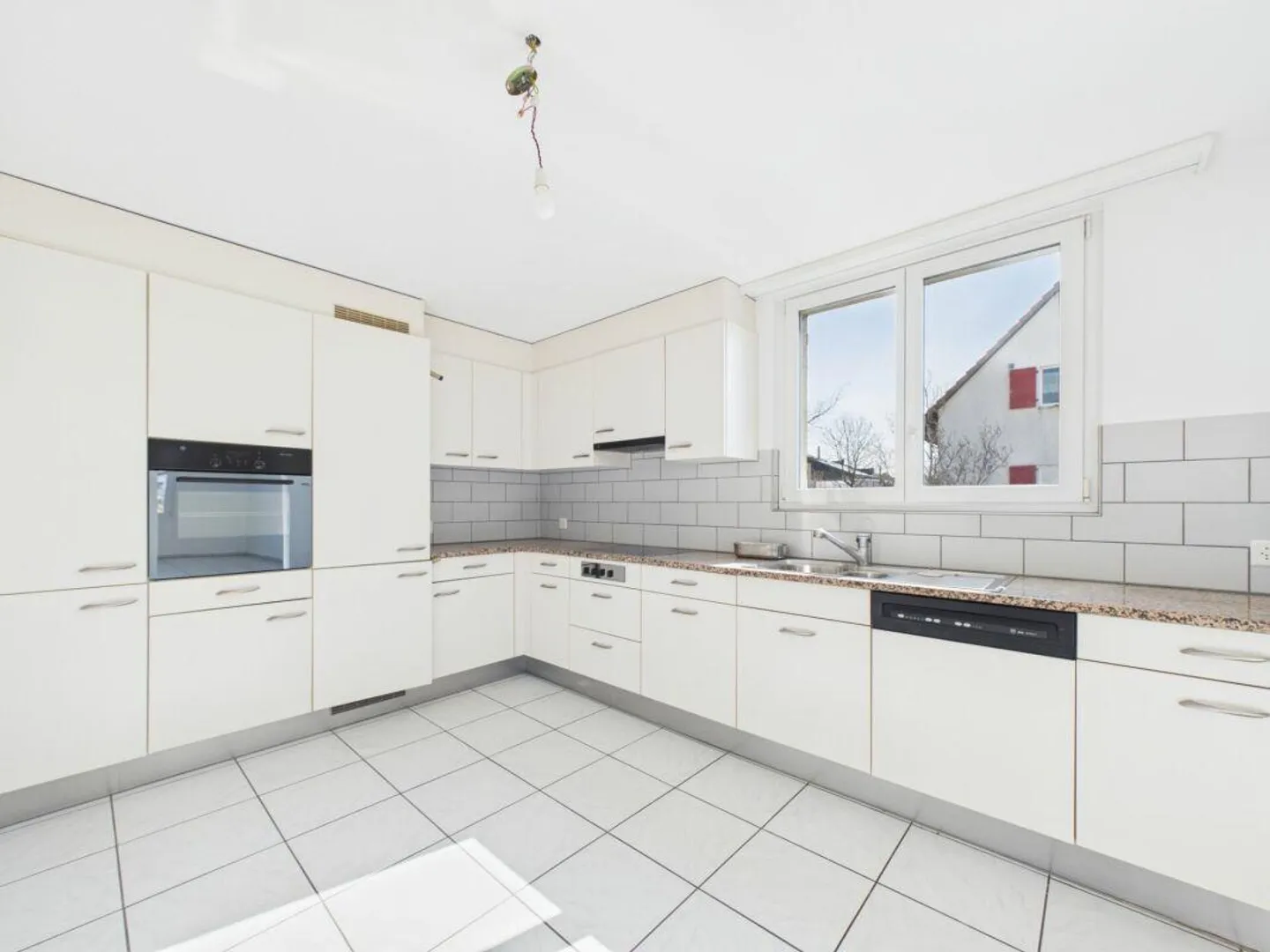 Appartement ensoleillé avec charme - Photo 2 sur 9