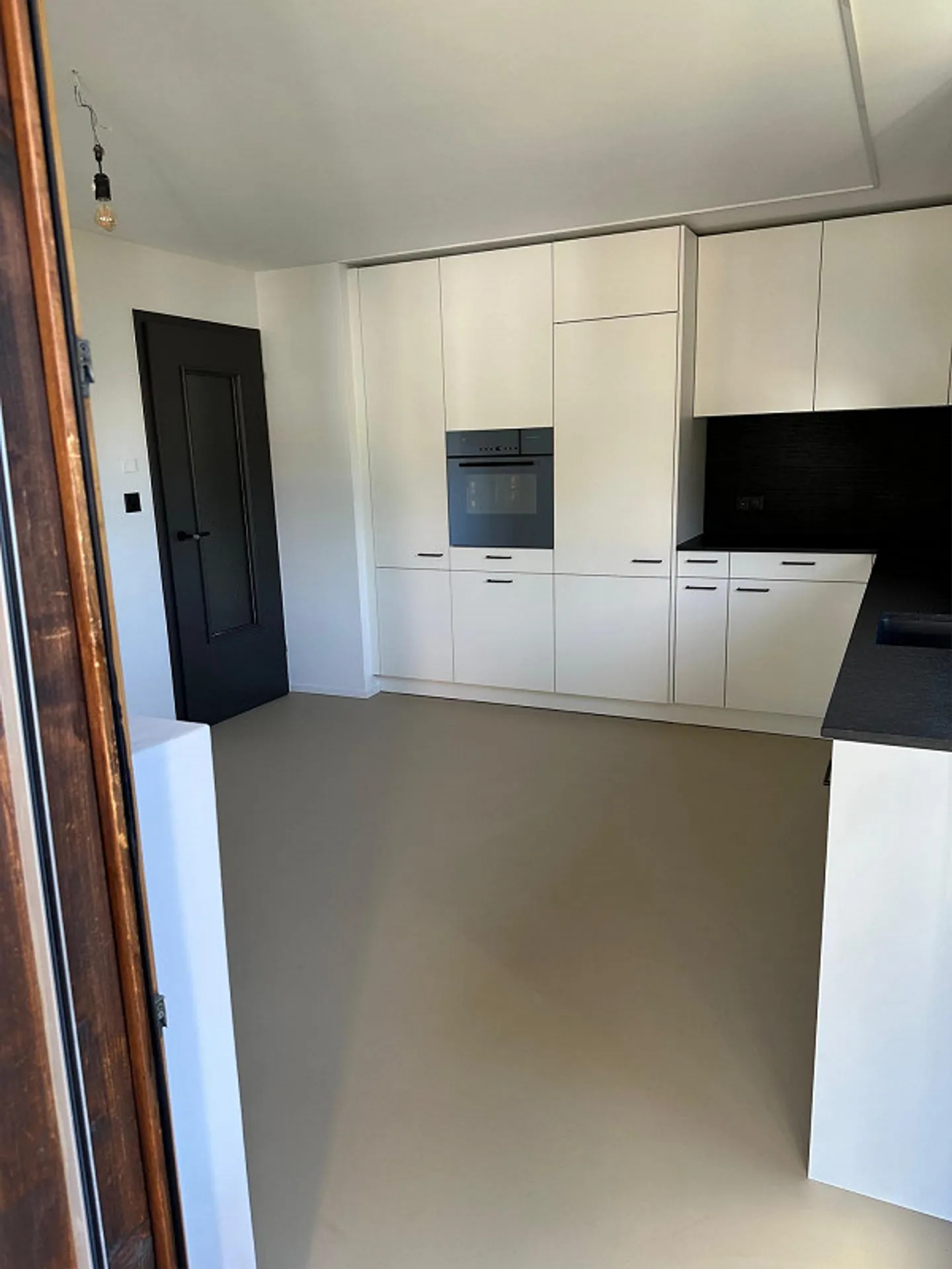 Beautiful and Quiet 4.5 Room Apartment Near School - Photo 2 of 8