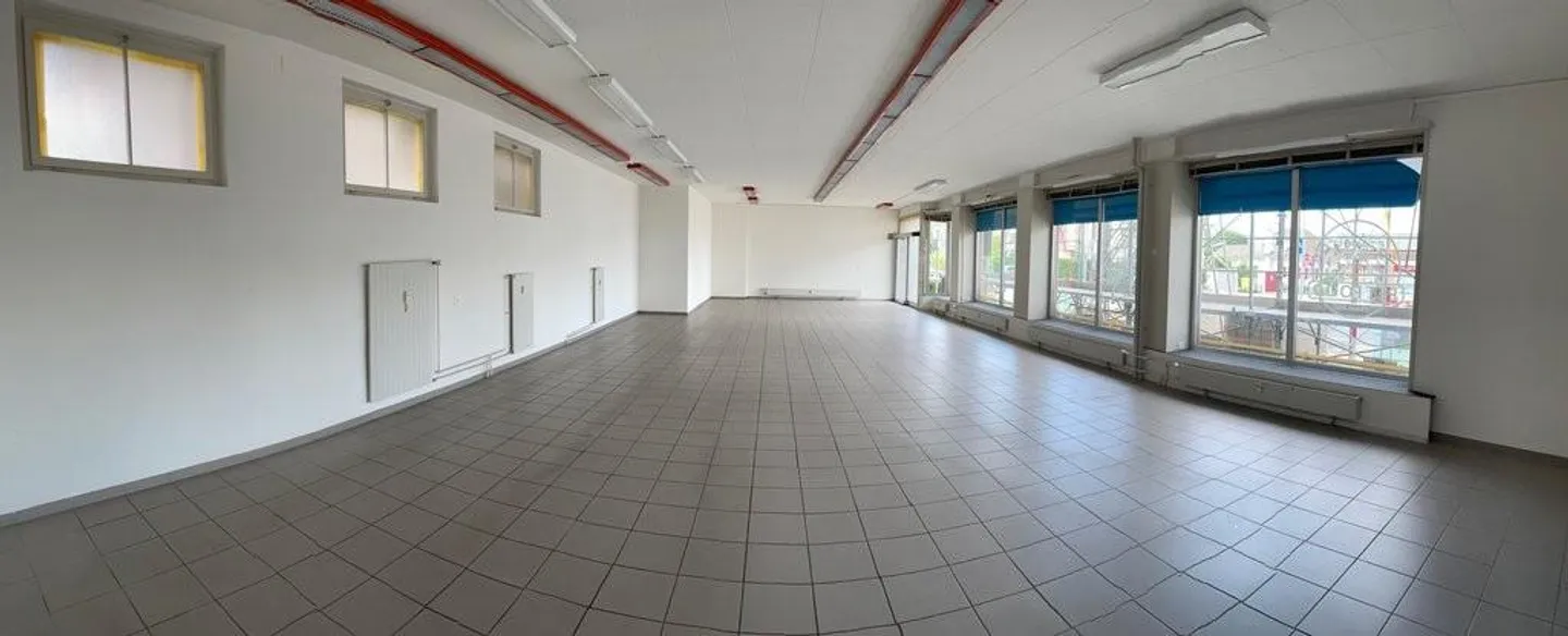 Shop in a good location - Photo 2 of 8