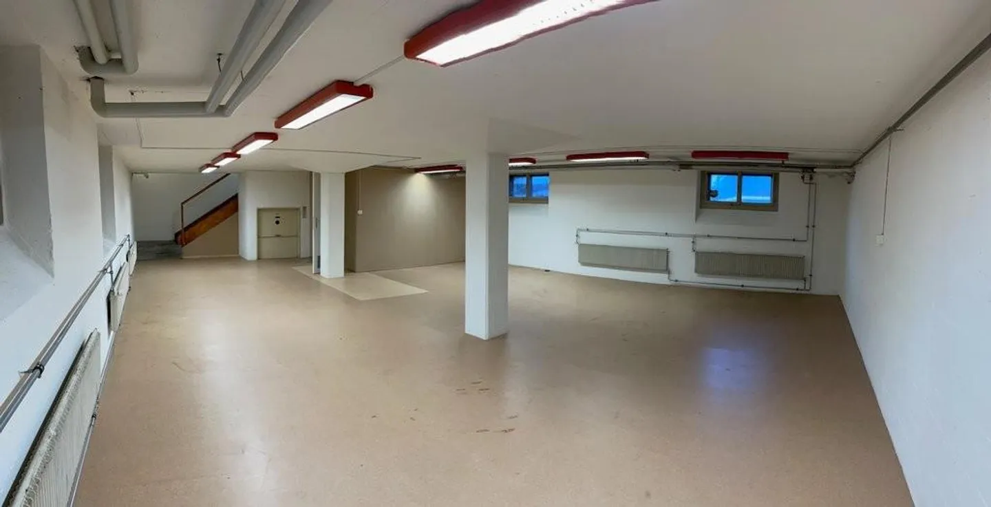 Shop in a good location - Photo 3 of 8