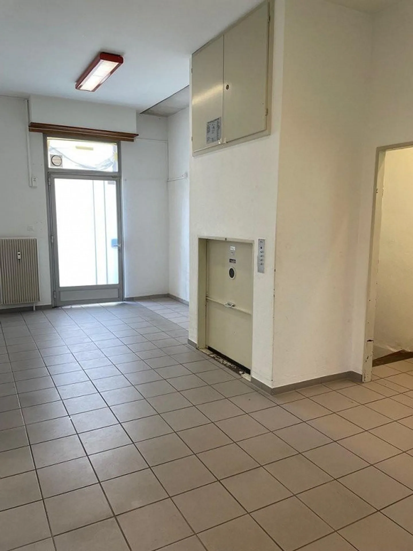 Shop in a good location - Photo 4 of 8