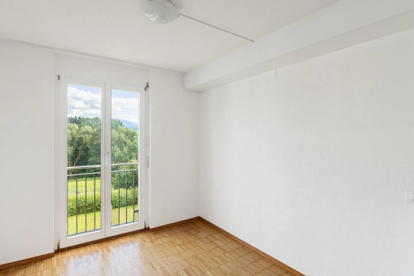 Spacious Apartment with Terrace - Photo 5 of 7