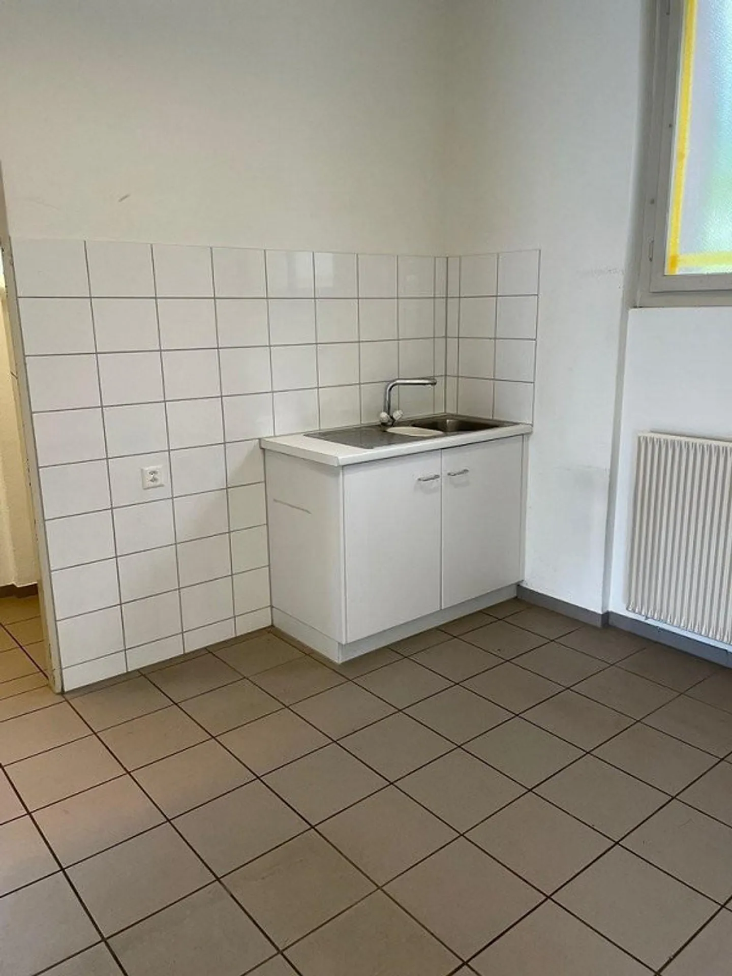 Shop in a good location - Photo 5 of 8