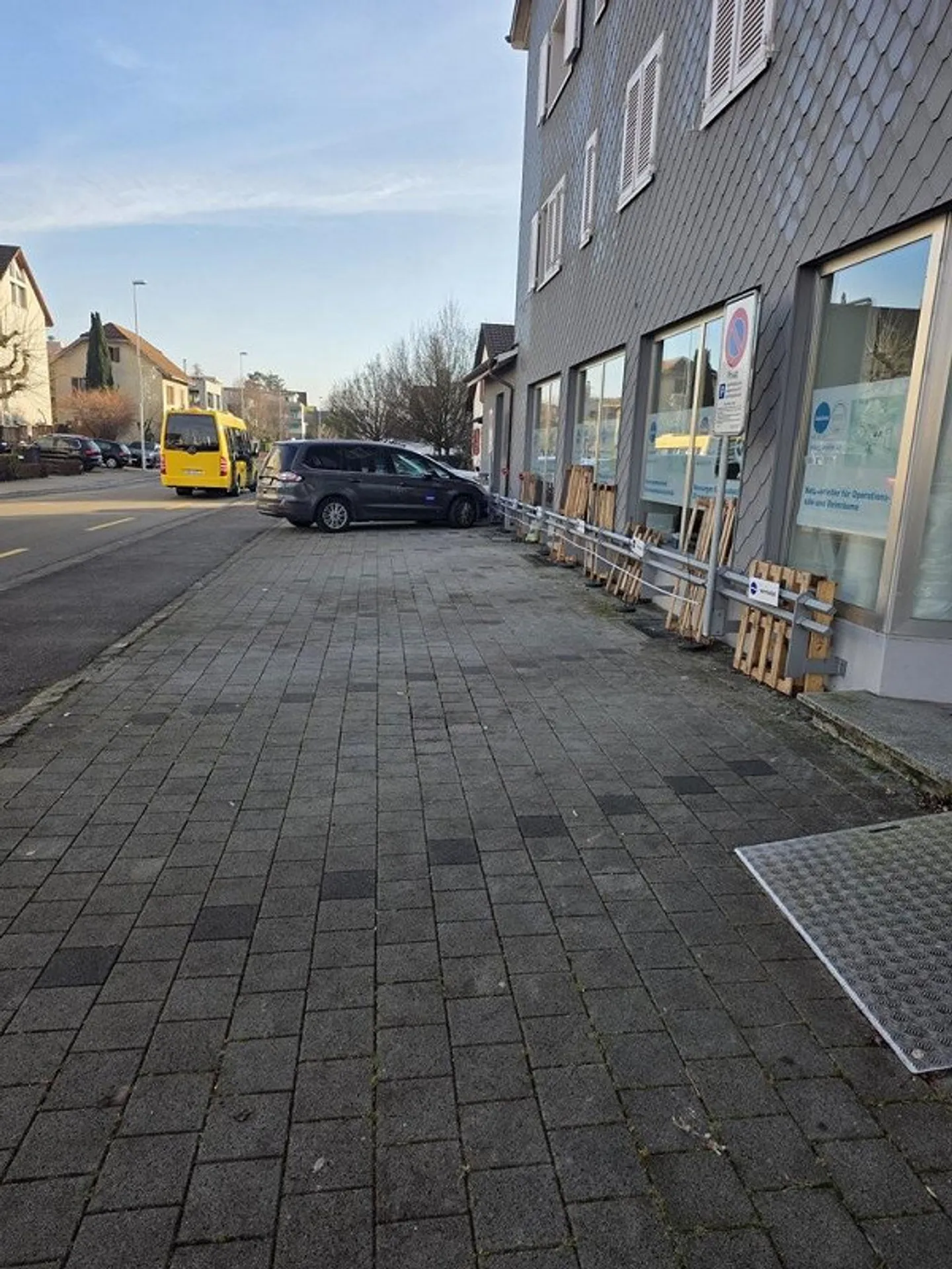 Shop in a good location - Photo 7 of 8